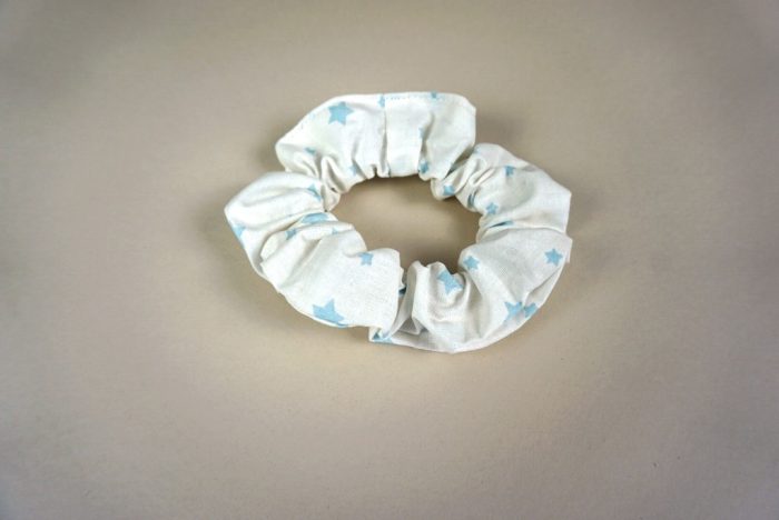 Scrunchie gumica za kosu- Bijela s plavim zvjezdicama