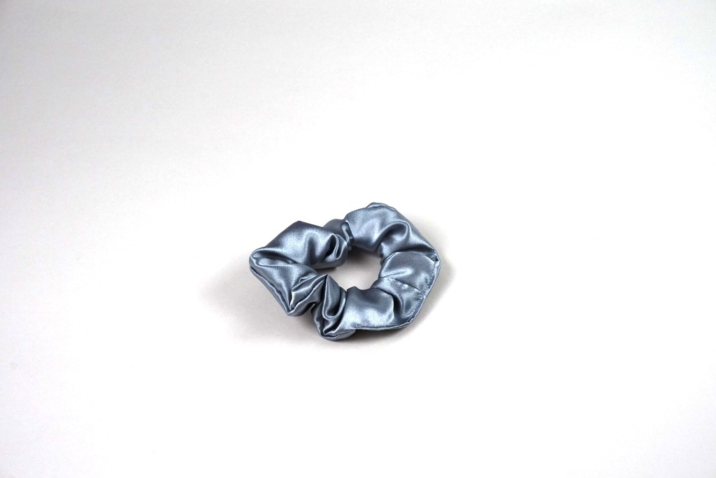 Scrunchie gumica za kosu- Sivi saten